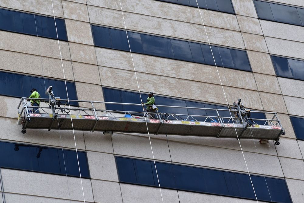 Andaimes em Reformas Residenciais vs. Obras Comerciais: Entenda as Diferenças