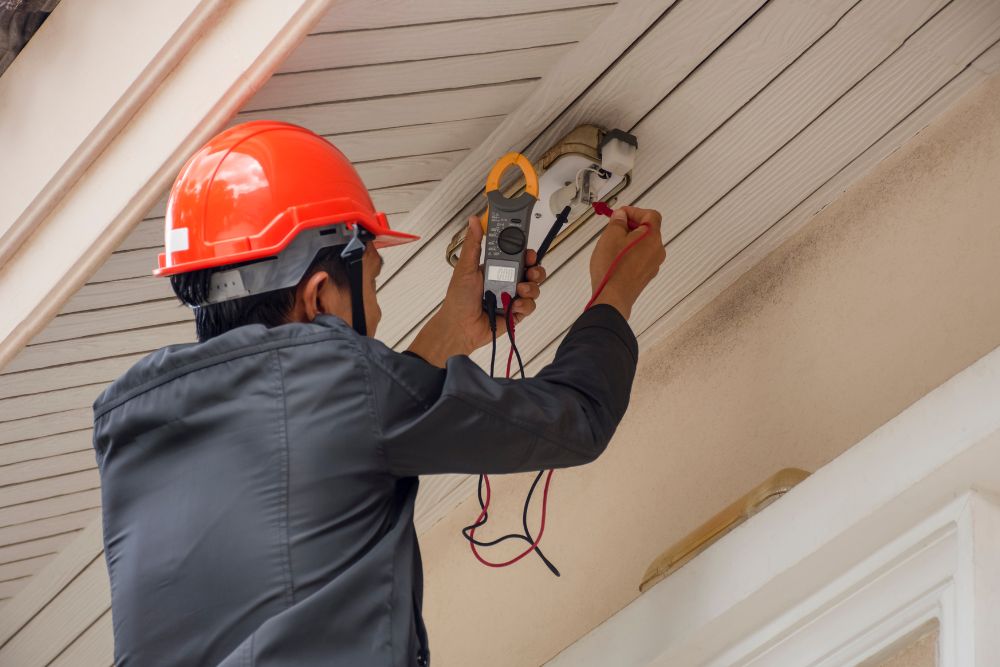 Dicas para contratar um eletricista e saber quando chamar o profissional