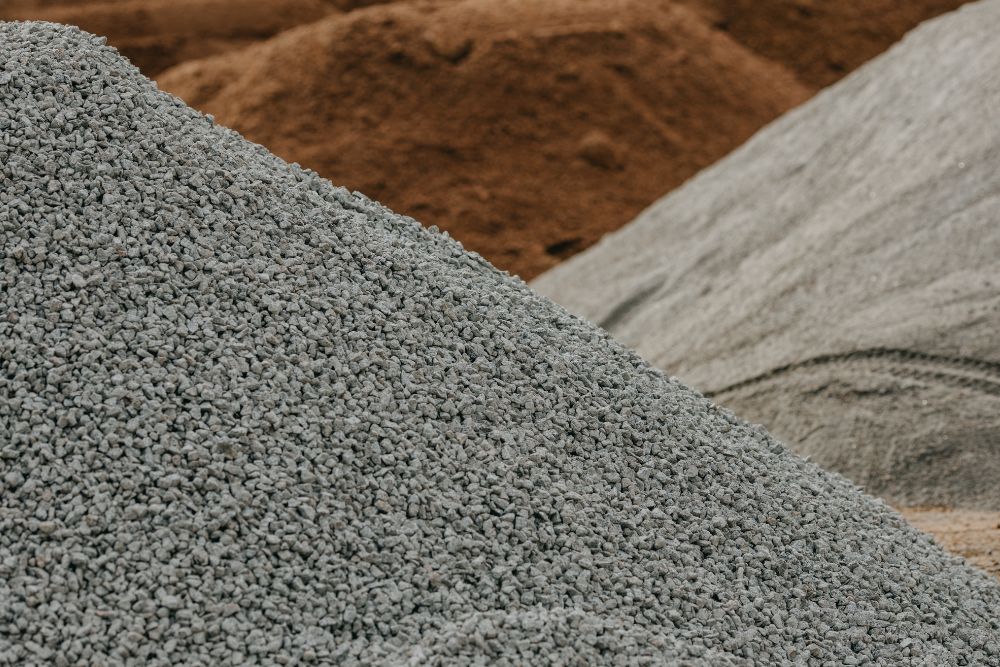 5 erros comuns no uso de areia e pedra que comprometem a obra