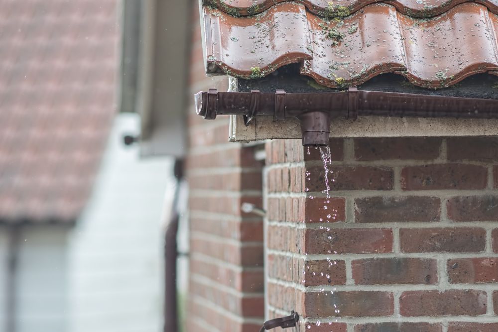 Adeus aos vazamentos: Veja como vedar calhas e rufos