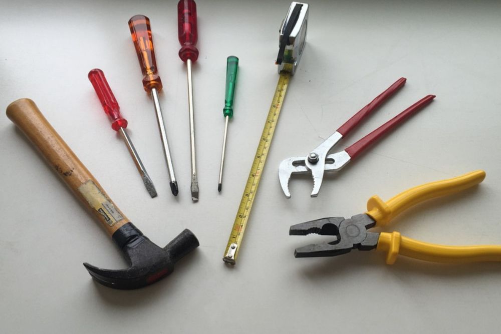 As 7 Ferramentas Essenciais para Pedreiros Iniciantes