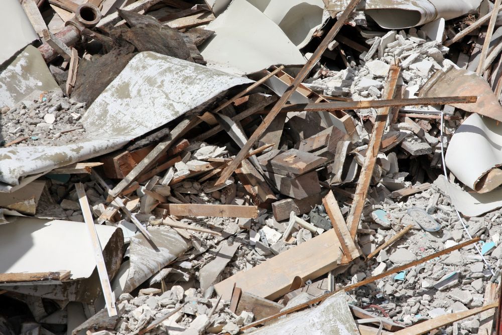 Caçambas de entulho para gesso: Como funciona o descarte correto?