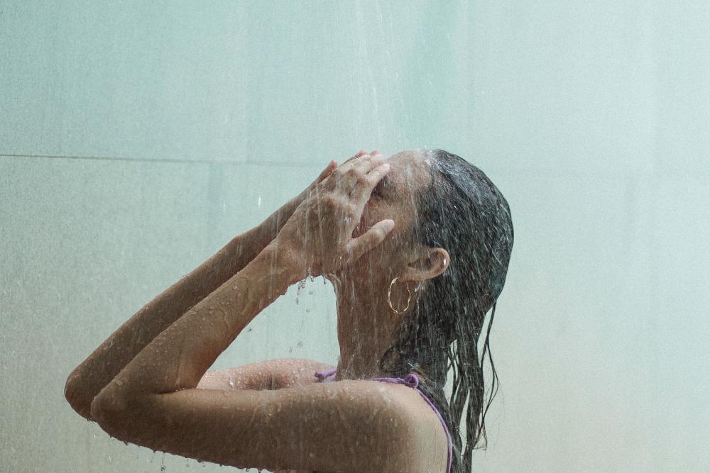 Chuveiro sem pressão: soluções e benefícios da contratação de um profissional