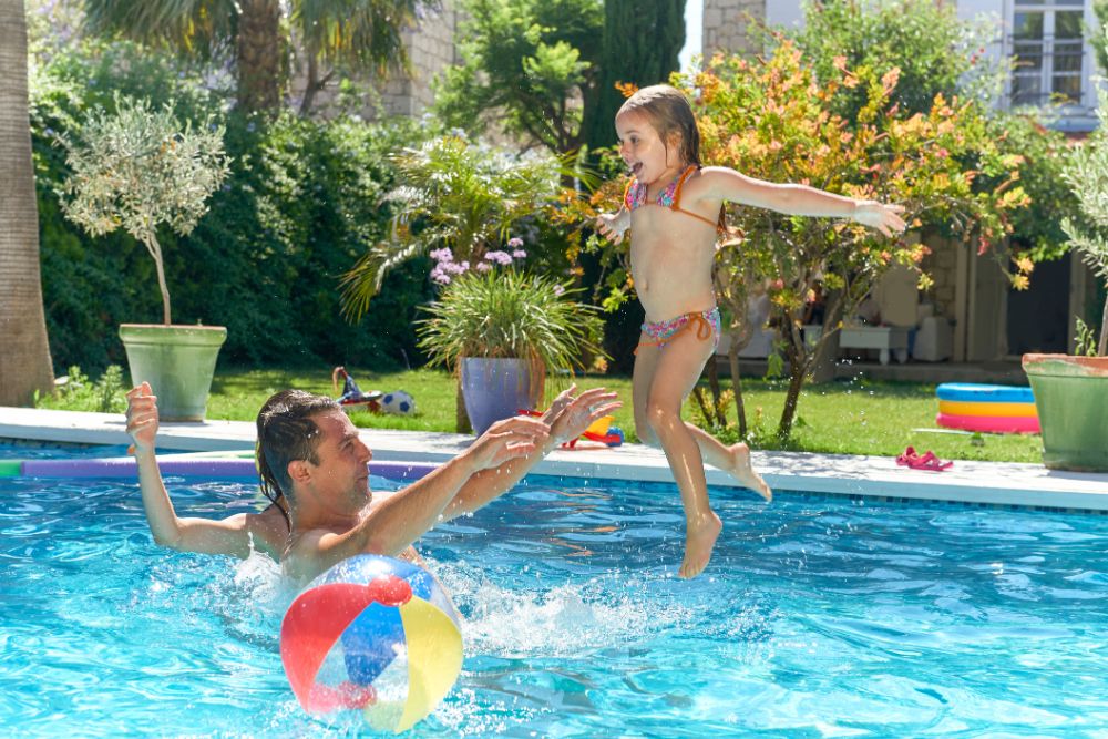 Como cuidar da sua piscina no verão