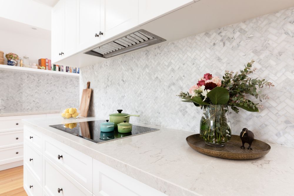 Como evitar e tratar manchas em bancadas de mármore na cozinha?