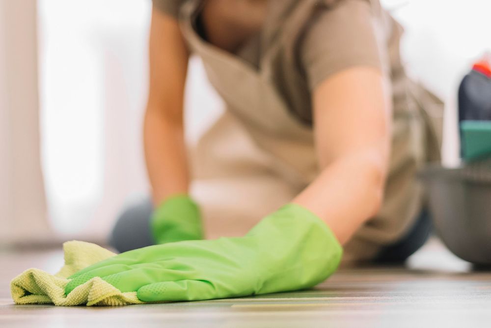 Como fazer a limpeza pós obra em porcelanato sem danificar o brilho?