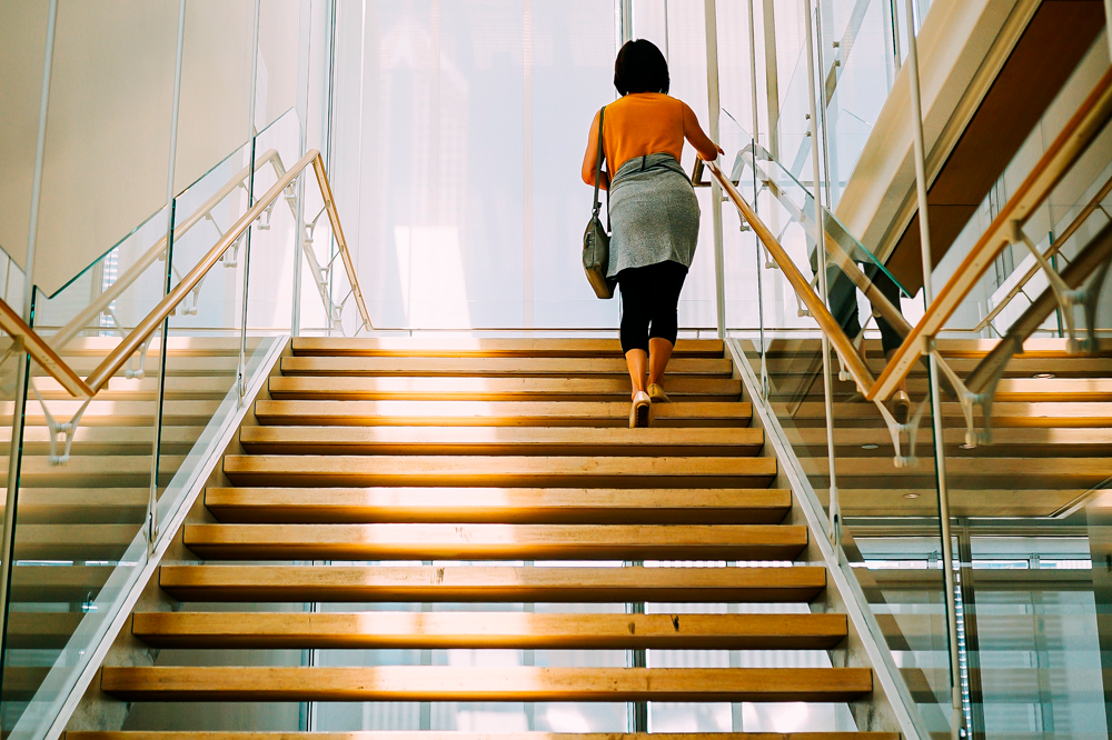 Como limpar escada de madeira?