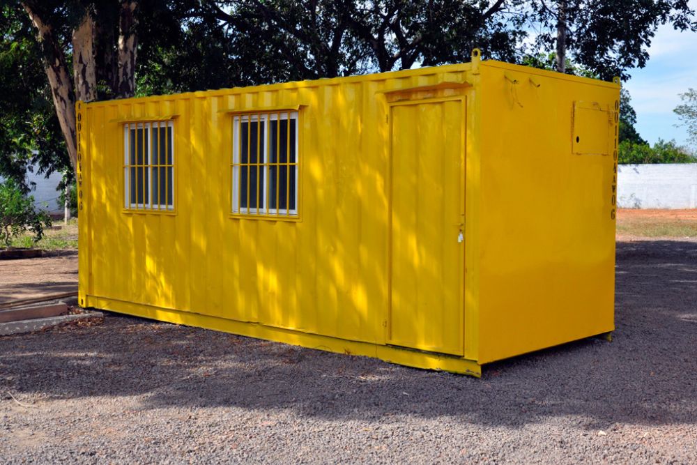 Escritórios temporários em containers: Como montar um espaço funcional no canteiro de obras