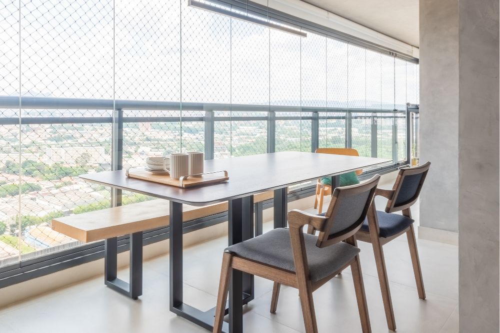 Fechamento de vidro na sacada: Conforto, proteção e estilo para apartamentos urbanos