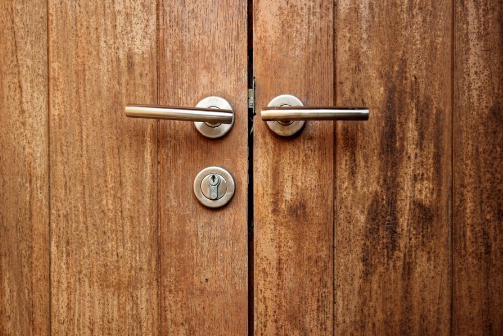 Passo a Passo Para Limpar Portas de Madeira