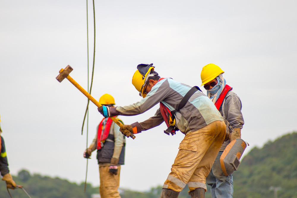 Pedreiro autônomo ou empresa construtora? Qual contratar?