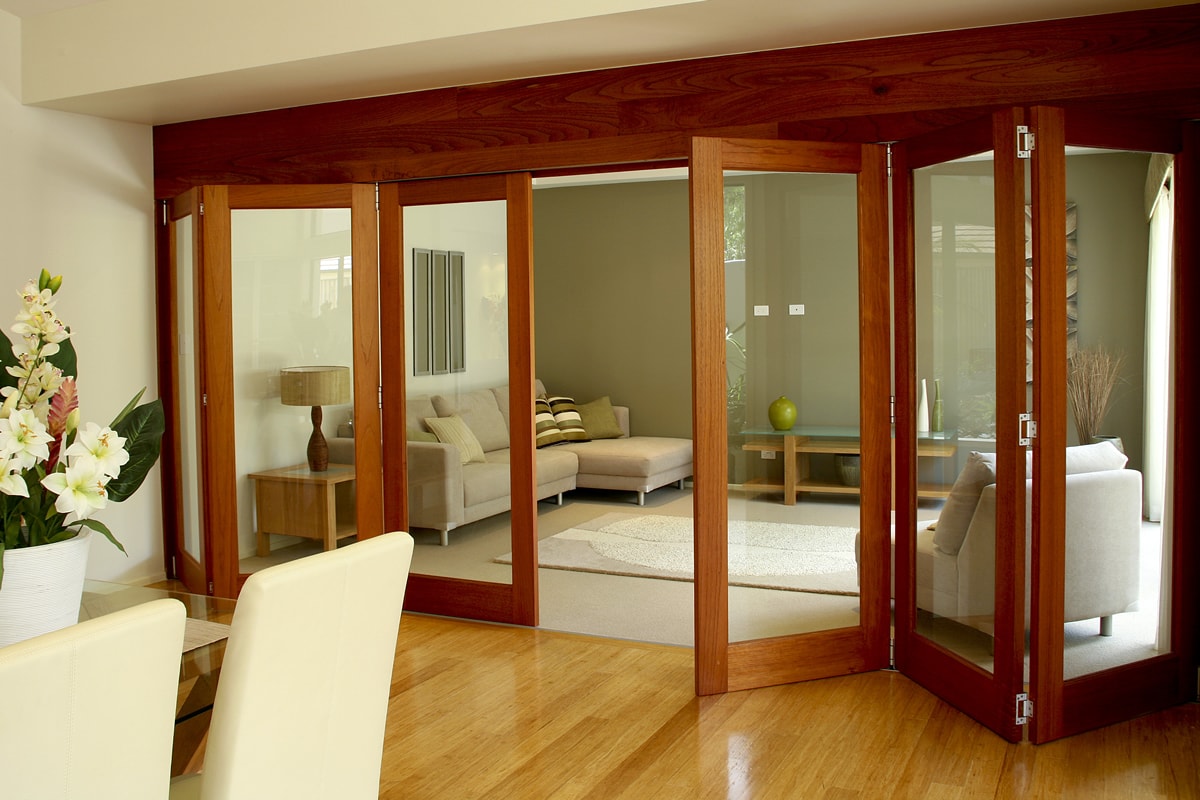 Conheça as vantagens de usar as esquadrias de madeira em casa