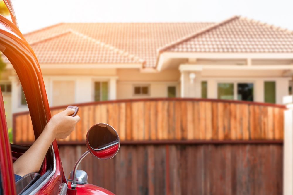 Portão automático de controle remoto vs. Comando por aplicativo: Qual é a melhor alternativa?