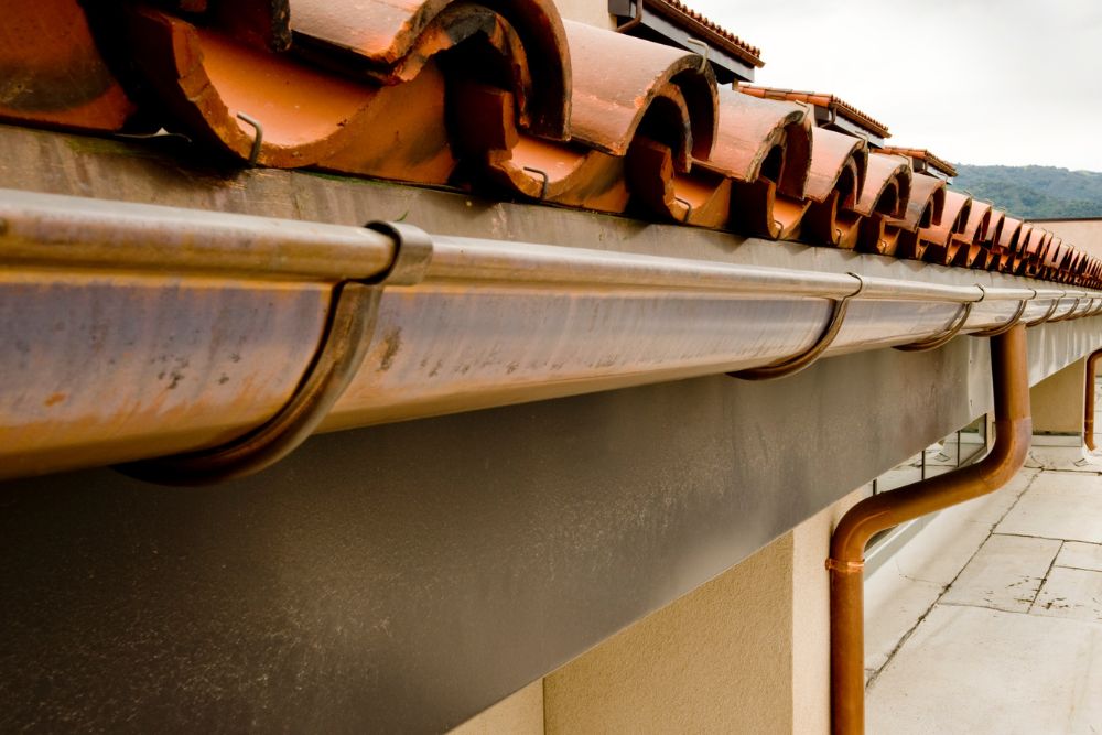 Quando trocar calhas e rufos? Descubra os principais sinais de desgaste