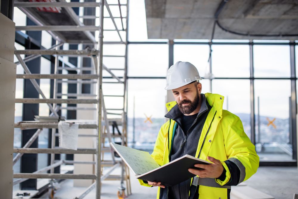 Quem é o responsável pela manutenção e reparos na locação de andaimes: Locador ou locatário?