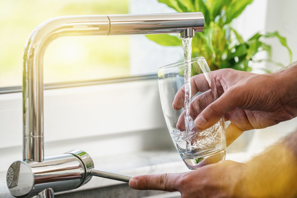 Torneira com filtro vale a pena? Descubra os benefícios e como instalar