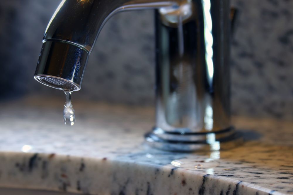 Torneira pingando? Veja como cuidar do problema e economizar água