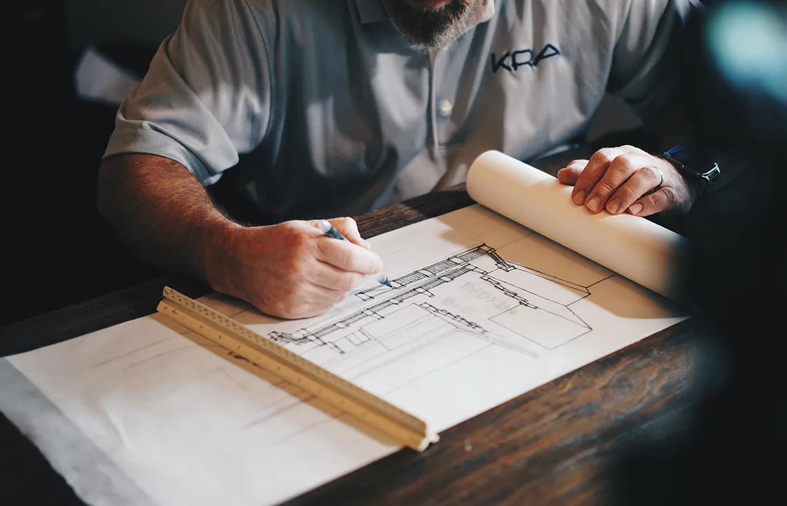 Dentre as vantagens em contratar uma construtora, está o acesso a consultoria de profissionais extremamente qualificados, como arquitetos e engenheiros.